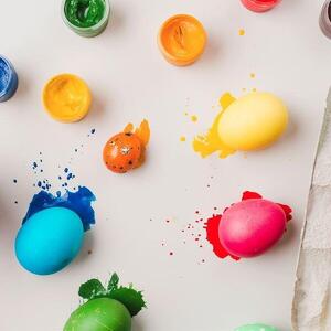 Decorazione artistica delle uova e realizzazione di un centro tavola Pasquale