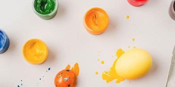 Decorazione artistica delle uova e realizzazione di un centro tavola Pasquale