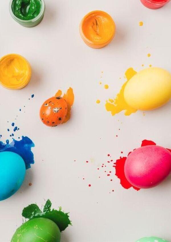 Decorazione artistica delle uova e realizzazione di un centro tavola Pasquale