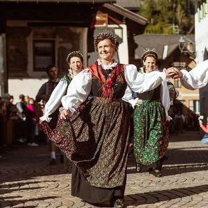 Spettacolo del Gruppo Folk di Mezzano